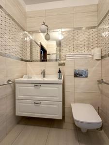 拉塔SPOT JURATA的一间带水槽、卫生间和镜子的浴室