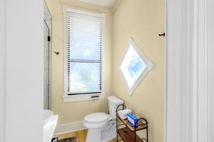 比洛克西Aerie Loft的一间带白色卫生间的浴室和窗户。