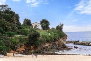 悉尼THE SHORE COOGEE BEACH (3)的海边悬崖顶部的房子