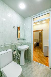 巴库Boulvard M Estate的浴室配有白色卫生间和盥洗盆。