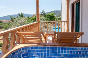 卡尔坎仙丹酒店 的一个带两把椅子的阳台和一个游泳池