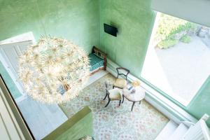 PolancoPosada Rolisas的客房享有高空的景致,配有2把椅子和大窗户。