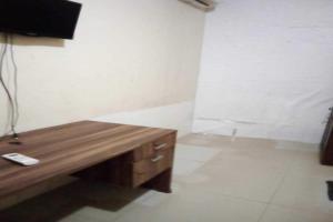 泗水OYO 93863 Dv Homestay Syariah Genteng的一间客房内配有木桌的房间