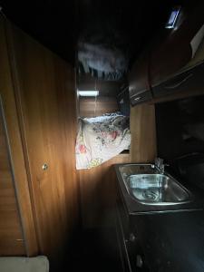 曼彻斯特Waterside campervan的一个带水槽和床的小厨房