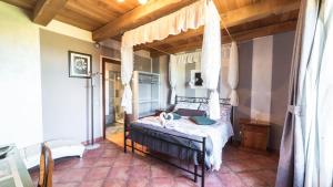 Bossolasco大法比亚纳酒店的一间卧室配有一张带天蓬的床