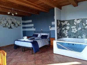 Bossolasco大法比亚纳酒店的一间卧室配有一张床和一个浴缸