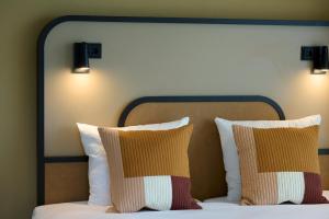 阿姆斯特丹Cityden BoLo District的一间卧室配有一张带两个枕头的床