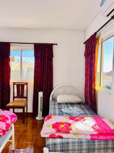 蓬塔杜索尔Casa BB&Djassi的一间卧室设有两张床和窗户。