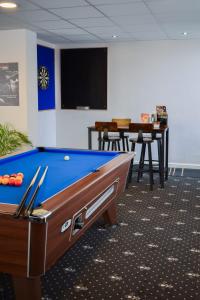 曼彻斯特曼彻斯特米尔顿酒店的客房设有台球桌和电视。