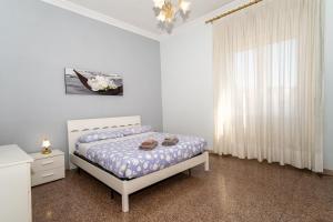罗马Light Blue Apartment - City Center Rome的白色的卧室设有床和窗户
