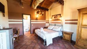 Bossolasco大法比亚纳酒店的卧室配有一张床