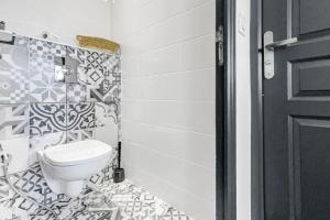 安纳马斯ZenBNB / Apricot / Parking privé / Balcon / Parc /的浴室设有卫生间,墙上铺有瓷砖。