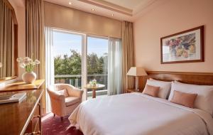 塞萨洛尼基帕诺拉玛酒店的酒店客房设有一张床和一个大窗户