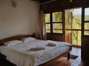 布莱尔港Wild Grass Resort的一间卧室配有一张床,上面有两条毛巾