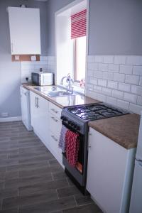 SpittalBeach House in Berwick Upon Tweed - 2 Double Bedrooms的厨房配有炉灶和水槽