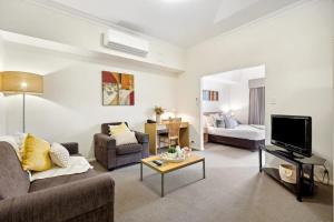 珀斯Perth Premium 1 Bedroom的带沙发、电视和床的客厅