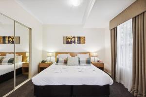 珀斯Northbridge Exclusive Guest Nest的一间卧室设有一张大床和一个大窗户