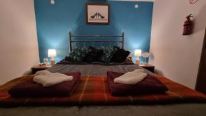 VezenkovoCalla Retreat的一间卧室配有一张带两个枕头的床