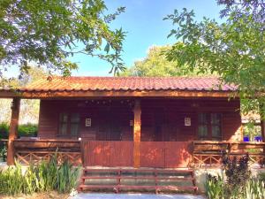 Amphoe Chiang Khanเชียงคานเรือนไม้ รีสอร์ท的一座带红色屋顶的小木房子