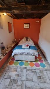 VezenkovoCalla Retreat的一间卧室配有一张大床,铺有色彩缤纷的地毯