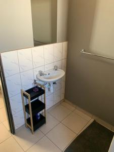 温当瓦Proventures Self-catering House的一间带水槽和镜子的浴室