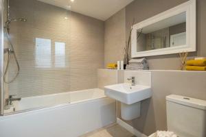 Lavant3 Bedroom, 3.5 Bathroom House, Goodwood Racecourse的一间带水槽、浴缸和卫生间的浴室