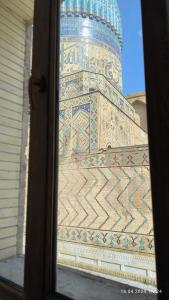 撒马尔罕比比克哈努姆酒店的透过窗户可欣赏到建筑的景色