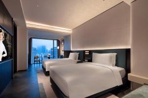 上海上海北外滩金辉索菲特酒店的景观客房 - 带两张床