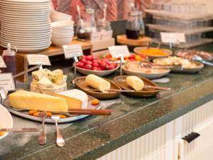 克莱蒙费朗克莱蒙费朗诺富特酒店的自助,在柜台上提供奶酪和其他食物