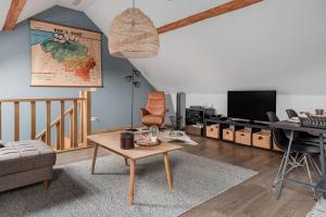 KortenbergVan Hamme 1642 - house for 2 to 4 persons的客厅配有桌子和电视