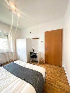 BonnevoieBerchem - Guest House的一间卧室配有一张大床和一张书桌