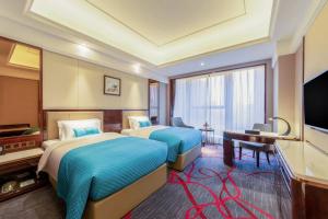 西安西安蓝溪国际酒店的酒店客房设有两张床和电视。