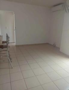 Tierra BlancaAmuebladon的客房铺有白色地板,配有桌椅。