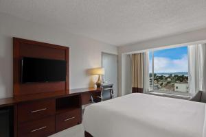 旧金山旧金山康福特湾酒店的配有一张床和一台平面电视的酒店客房