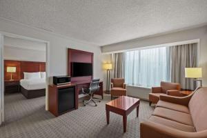 旧金山旧金山康福特湾酒店的酒店客房设有床和客厅。