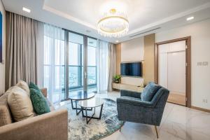 胡志明市Isabelle Luxury Apartment inside Landmark 81 Tower的客厅配有沙发和桌子