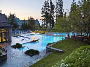 拉马巴耶费尔蒙特乐玛努尔黎塞留酒店的公园中央的大型游泳池
