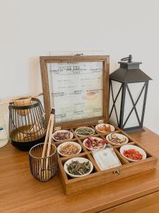 清刊The Folkster House Chiangkhan的装满不同种类食物的木箱
