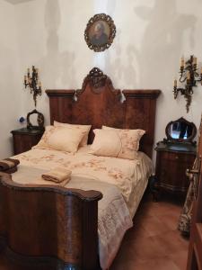 拉帕洛Villa ANGEL的一间卧室配有一张大床和木制床头板