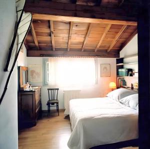 卡鲁2 bedrooms apartement with enclosed garden at Carru的一间卧室设有一张大床和一个窗户。