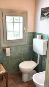 卡鲁2 bedrooms apartement with enclosed garden at Carru的一间带白色卫生间的浴室和窗户。