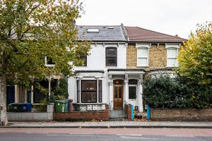 伦敦2 Bedroom Apartment by AV Stays Short Lets Southwark London With Free WiFi的街道边的白色房子