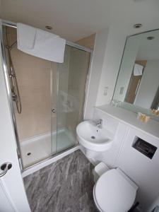 伦敦贝尔格拉维亚酒店的带淋浴、卫生间和盥洗盆的浴室