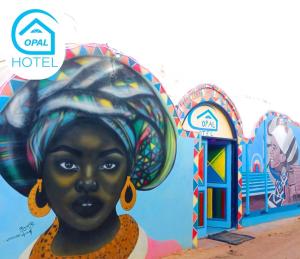 阿斯旺Opal privat nubian hotel的一座建筑物前的女人的壁画