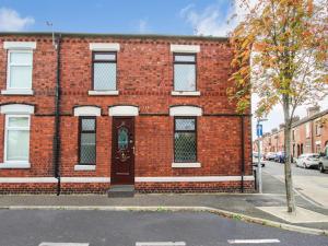 圣海伦斯2 Bed House by AV Stays Short Lets Merseyside的街上有门的红砖建筑