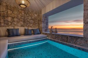 圣尼古拉奥斯Emerald Villas & Suites - The Finest Hotels Of The World的海景客房中的游泳池