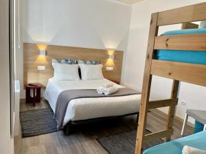 普拉亚德米拉Granny´s Guesthouse的一间卧室配有一张双层床和梯子