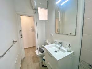 圣巴尔托洛梅Lanzarote Frente al Mar的一间带水槽、卫生间和镜子的浴室