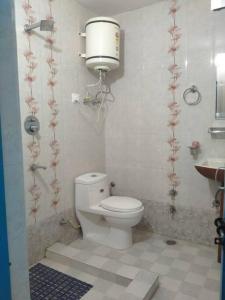 达兰萨拉The Oasis Terrace at Rana's Niwas的浴室配有白色卫生间和盥洗盆。