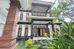 BangliCapital O 93844 Arta Adi Homestay的带阳台和砖柱的房子